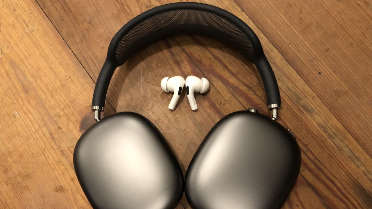 AirPods Pro l&agrave; tai in-ear, AirPods Max l&agrave; over-ear