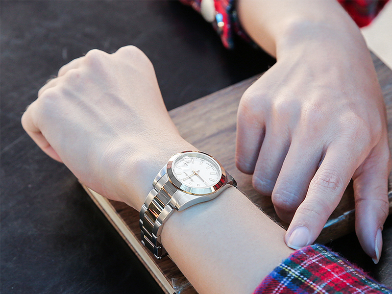 Sở hữu mặt k&iacute;nh kho&aacute;ng bền chắc v&agrave; khung viền th&eacute;p kh&ocirc;ng gỉ