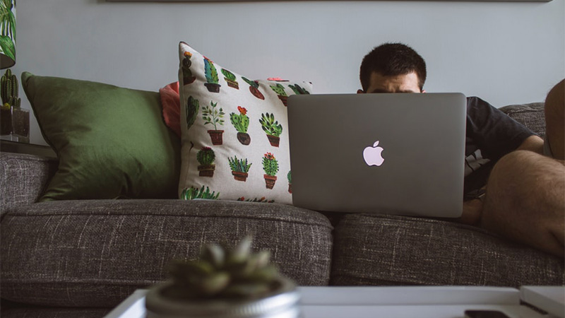 Tr&aacute;nh đặt MacBook ở những vị tr&iacute; b&iacute;t lỗ th&ocirc;ng hơi của laptop