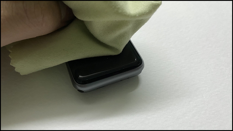 Hạn chế lau quá mạnh, có thể làm xước bề mặt Apple Watch
