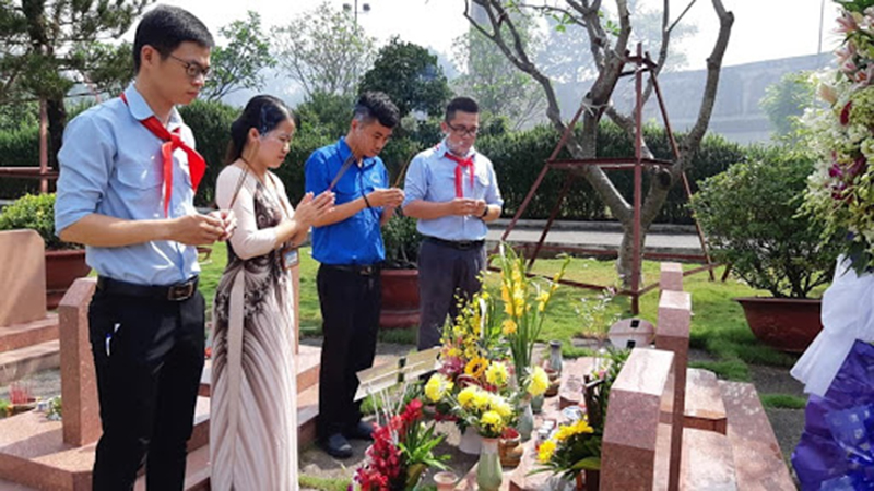 Thăm viếng mộ liệt sỹ