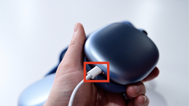 Đèn LED thể hiện dung lượng pin trên AirPods Max