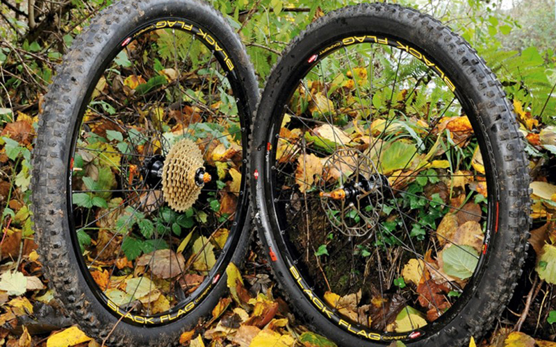 Lốp xe đạp địa hình có nhiều gai và hoa văn để chống trơn trượt
