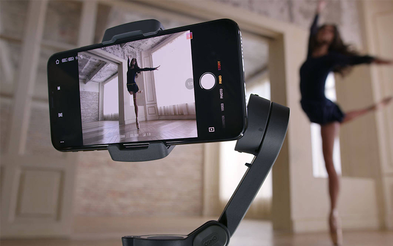 Giữ cho iPhone cố định bằng ch&acirc;n m&aacute;y