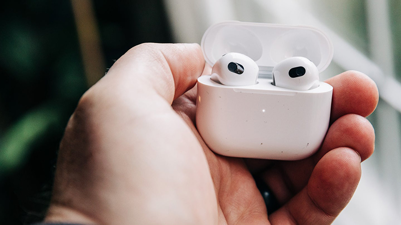 Hãy để ý đèn trạng thái trên AirPods của bạn để biết thiết bị được sạc hay không