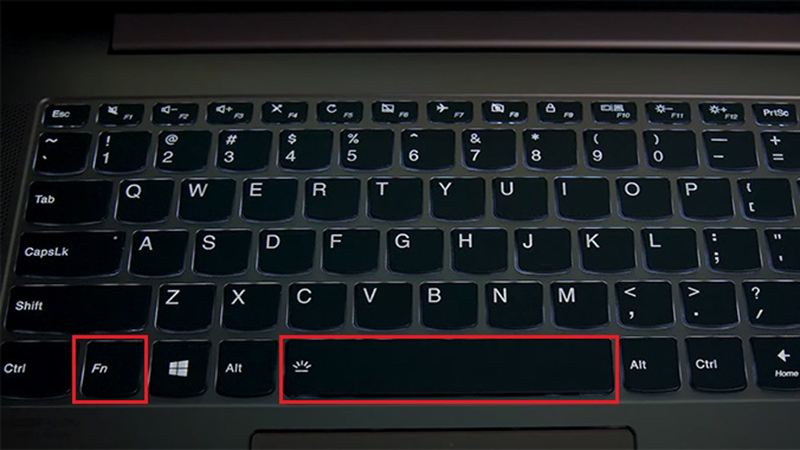 Nhấn tổ hợp phím Fn + Space thì để kích hoạt được đèn bàn phím