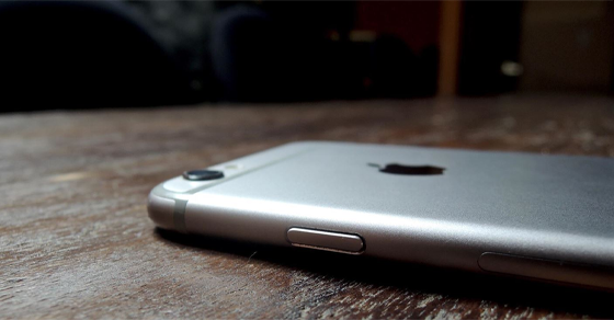 Có nên úp điện thoại xuống mặt bàn không? Có ý nghĩa như thế nào?