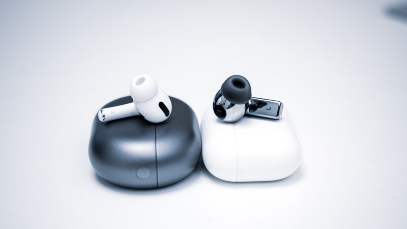 Kích thước khá tương đương giữa FreeBuds Pro và AirPods Pro