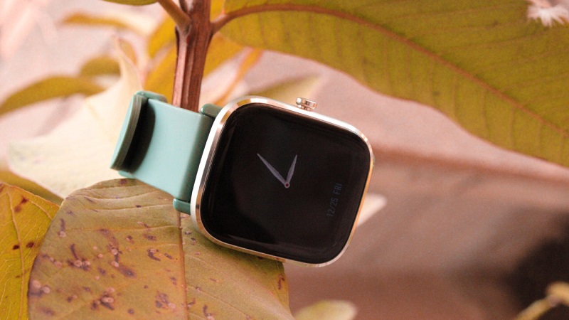 Đồng hồ được bao bọc bởi lớp k&iacute;nh cường lực chắc chắn