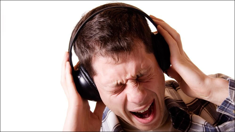 Đeo tai nghe với âm thanh quá lớn gây ảnh hưởng đến tai