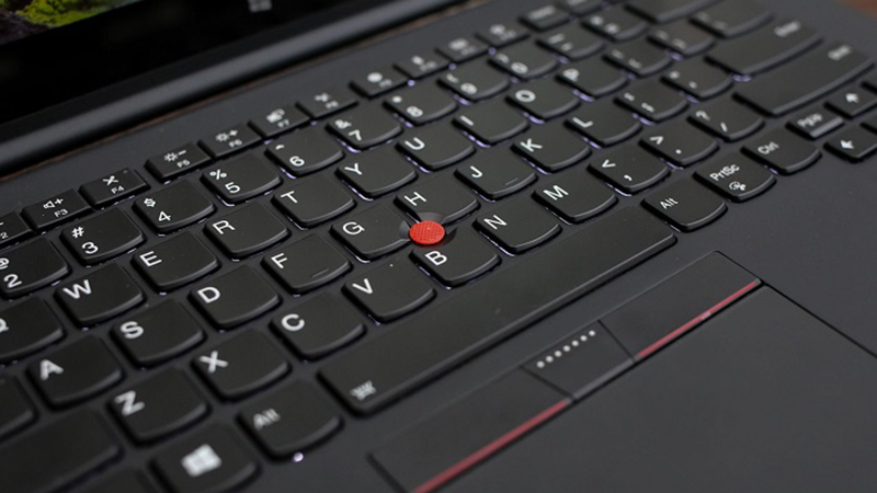 TrackPoint là một núm cao su được bố trí trên bàn phím ở một số laptop