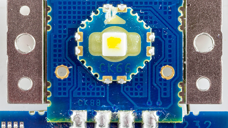 TrackPoint thực chất là một tổ hợp 4 điện trở lực nén, được bao quanh bởi lớp cao su