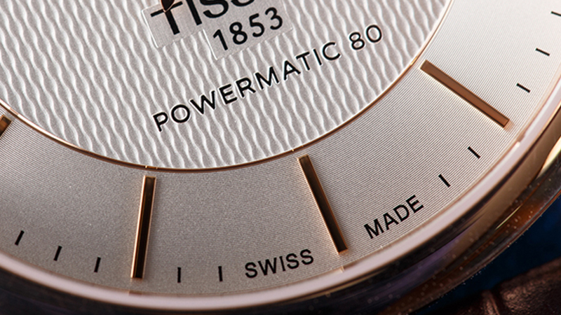Swiss Made là dòng chữ nhỏ xuất hiện trên mặt kính đồng hồ