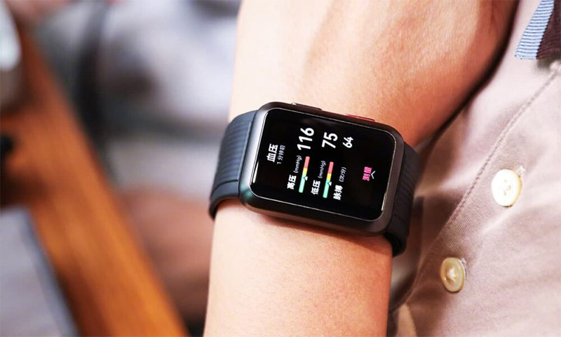 Người dùng sử dụng smart watch Huawei