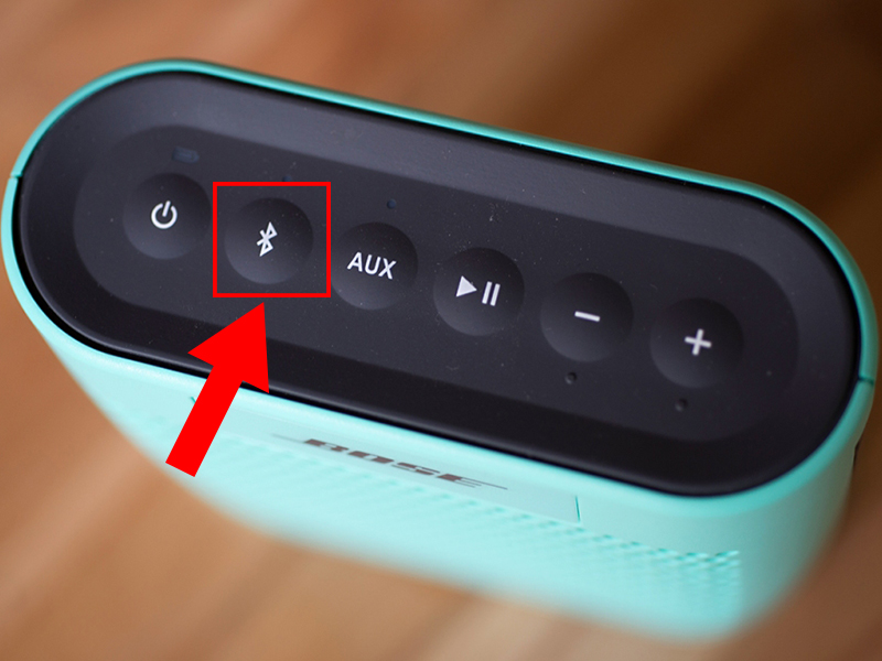 Nhấn vào nút có biểu tượng Bluetooth trên thân loa