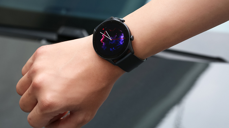 Mặt đồng hồ cũng được phủ lớp bảo vệ chống b&aacute;m v&acirc;n tay