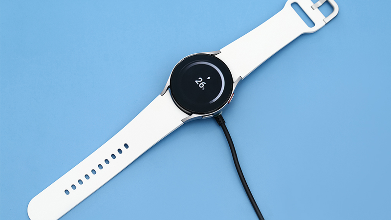 Khung viền đồng hồ được l&agrave;m từ chất liệu nh&ocirc;m bền chắc, trọng lượng nhẹ