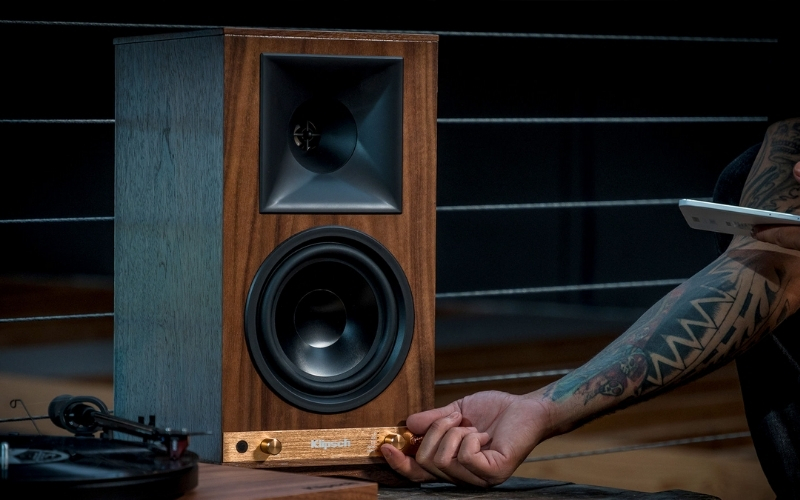 Loa Klipsch thường được thiết kế theo kiểu thùng Bass Reflex