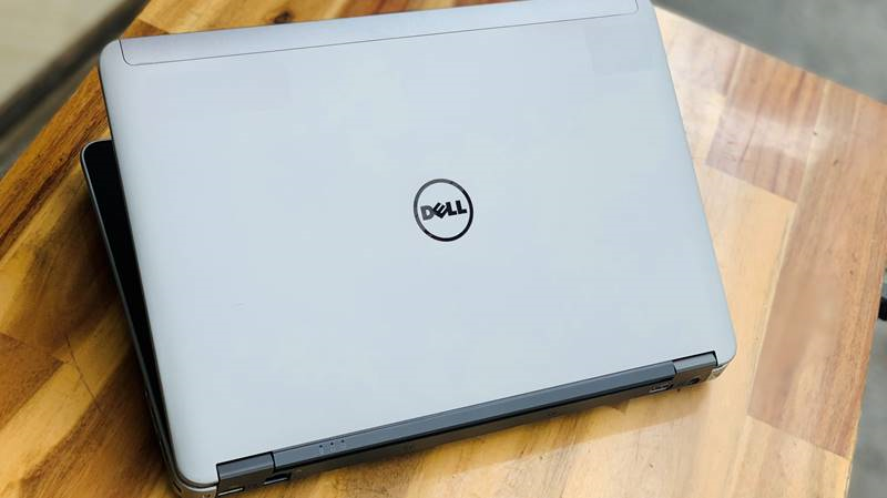 Laptop Dell Latitude E6440 có màu xám chủ đạo