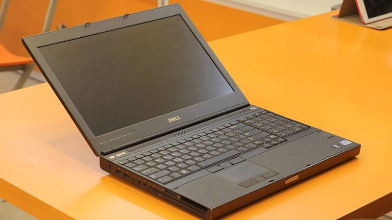 Laptop Dell Precision M4700 có phần khung hợp kim