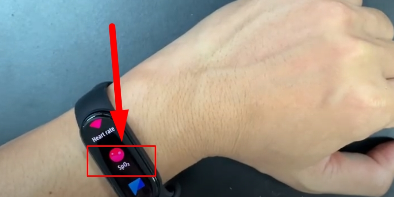 Cách đo nồng độ oxy trong máu (SpO2) trên Xiaomi Mi Smart Band 6 ...