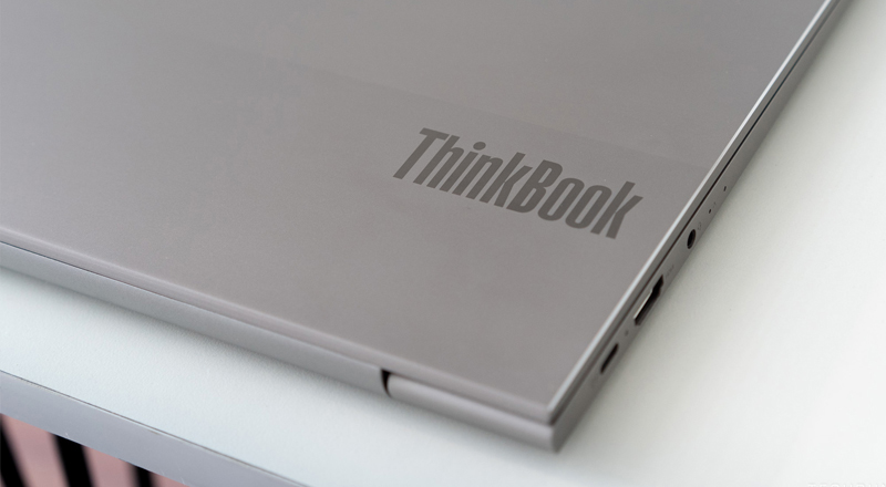 Thiết kế mỏng nhẹ, thanh lịch cùng logo ThinkBook