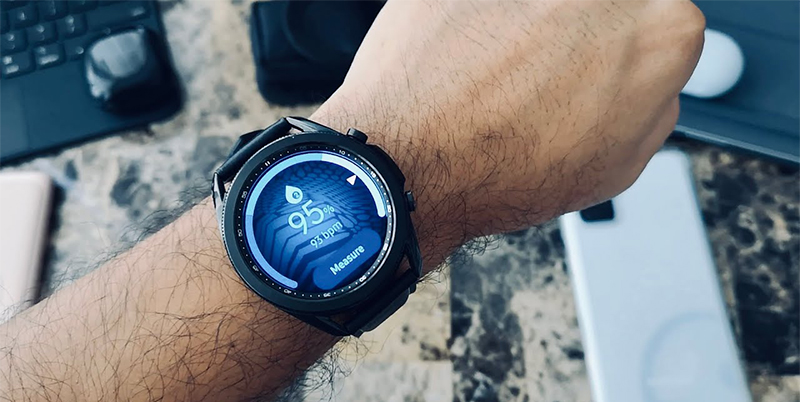 Người dùng sử dụng Samsung Watch đo SpO2