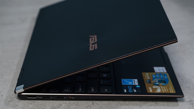 Asus ZenBook Flip S UX371 thiết kế mỏng nhẹ nhưng vẫn đầy đủ jack cắm