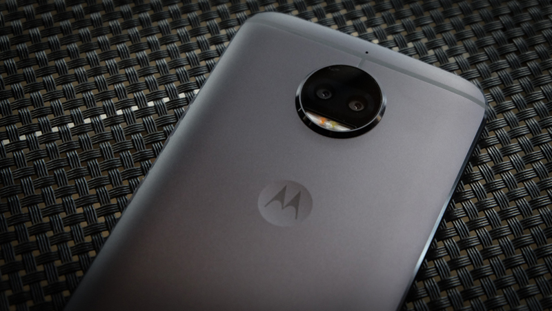 Điện thoại Motorola sở hữu thiết kế kim loại cao cấp