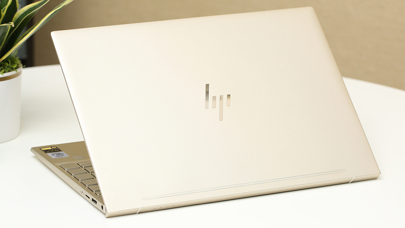 Độ bền của laptop vỏ nh&ocirc;m được đ&aacute;nh gi&aacute; cao hơn laptop vỏ nhựa