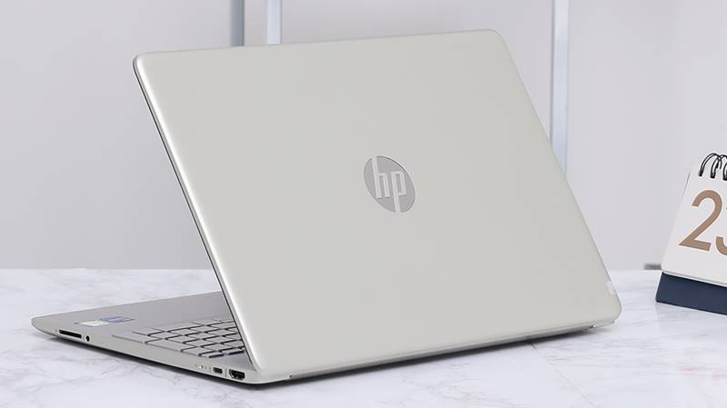 Laptop HP 15s với tông bạc chủ đạo vô cùng ấn tượng 
