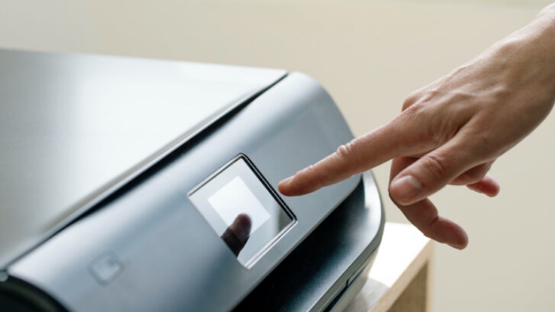 Máy in không kéo giấy có thể do đặt sai khổ giấy hoặc giấy không phù hợp