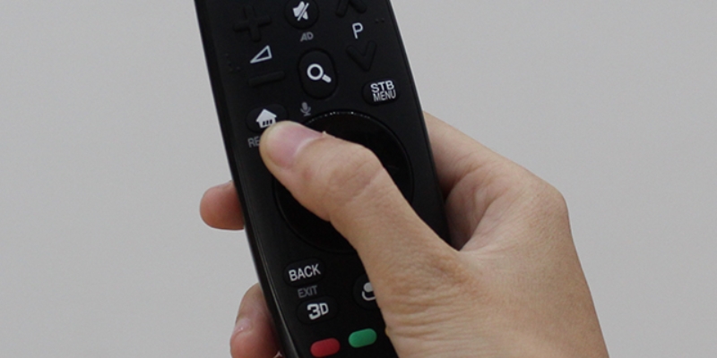 Nhấn nút HOME trên Remote để kiểm tra tính năng Miracast trên Tivi