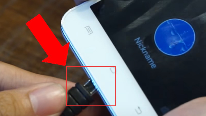 Cắm đầu micro USB vào điện thoại của bạn
