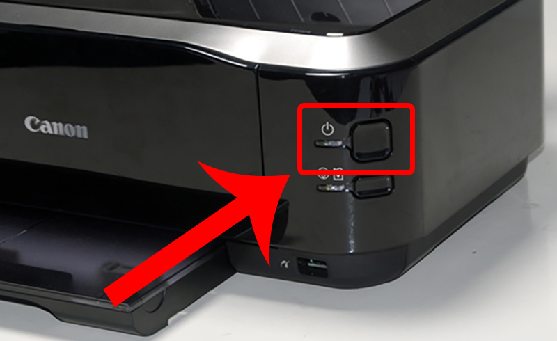 Bấm nút nguồn, thường nằm ở phía trước máy in