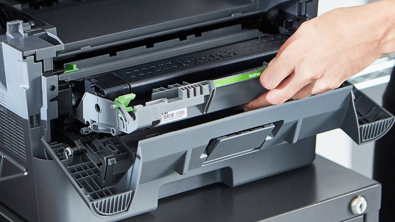 Hộp mực b&aacute;m bụi bẩn khiến cho bản in bị mất chữ