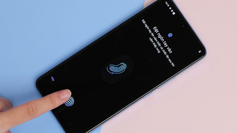 Vivo V21 5G c&oacute; mở kho&aacute; v&acirc;n tay dưới m&agrave;n h&igrave;nh