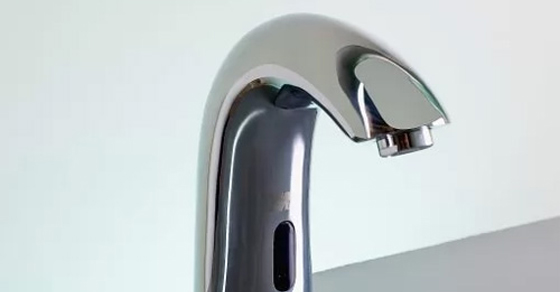 Tính năng và công nghệ tiên tiến nào được tích hợp vào vòi nước cảm ứng?