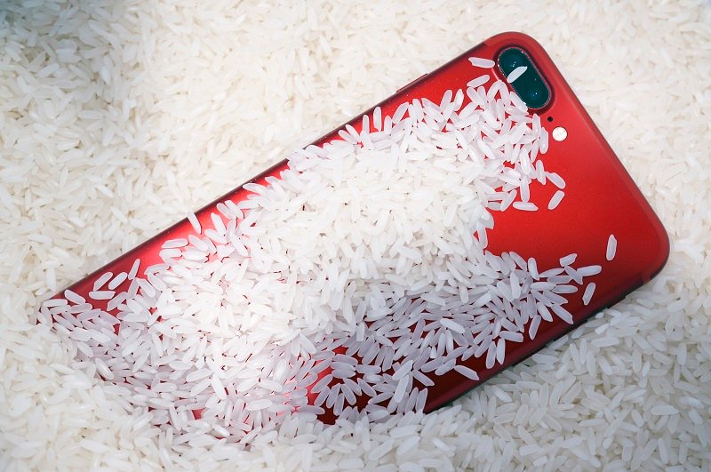 Sau khi lau khô điện thoại bạn có thể bỏ nó vào thùng gạo hoặc hộp có túi hút ẩm
