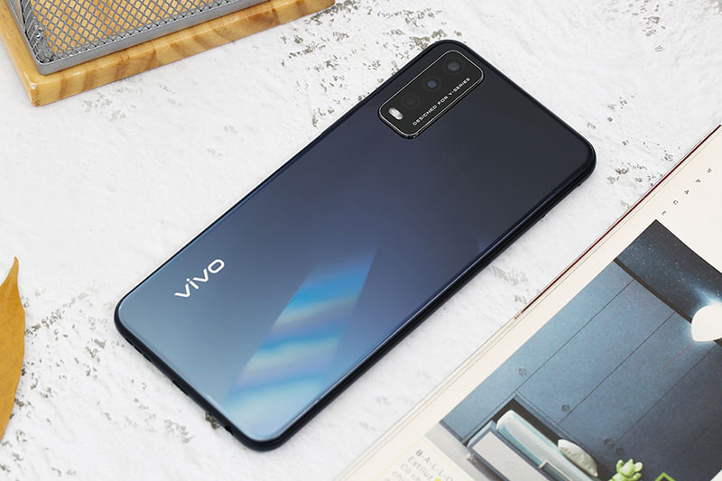 Điện thoại Vivo Y12s có mặt lưng chuyển màu gradient hiện đại