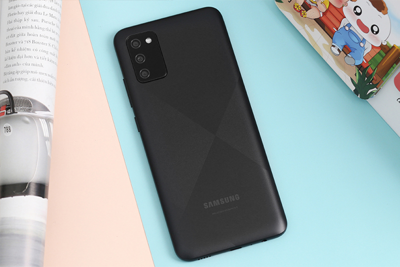 Samsung Galaxy A02s có mặt lưng nhám dễ chịu