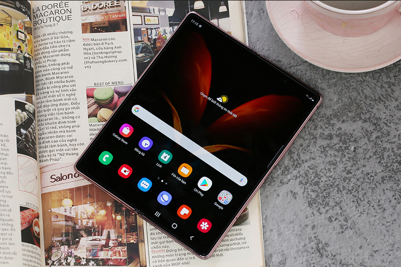 Như một quyển s&aacute;ch, Samsung Galaxy Z Fold 2 mở ra để hiển thị m&agrave;n h&igrave;nh lớn b&ecirc;n trong