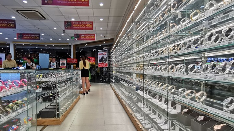 Đồng hồ trưng b&agrave;y tại Thế Giới Di Động