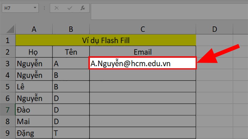 Nhập đúng cú pháp Email là Tên.Họ@hcm.edu.vn như trong hình