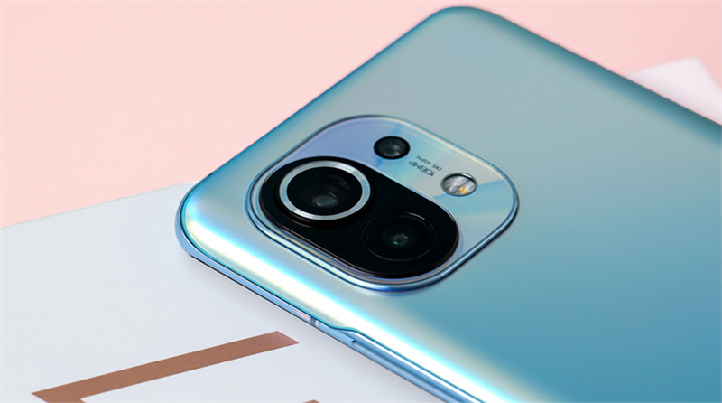 Điểm sáng trong thiết kế của Mi 11 đến từ cụm 3 camera mặt sau được đặt trong mô-đun hình vuông