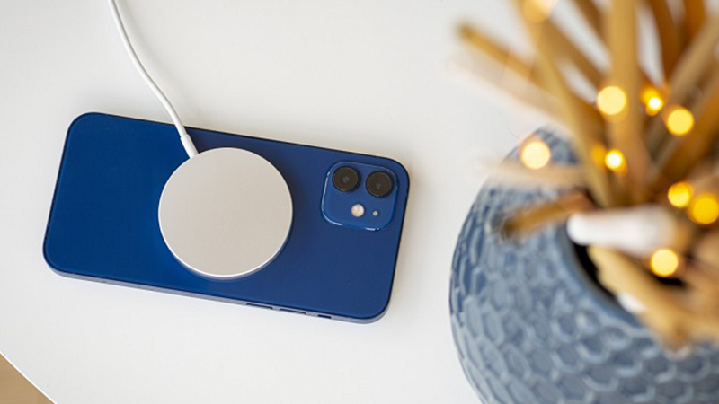 Khác biệt giữa sạc ngược trên iPhone với sạc ngược trên điện thoại Android