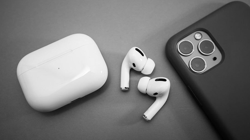 Tính năng sạc ngược cho phép iPhone 12 có thể sạc cho Apple Watch hay AirPods