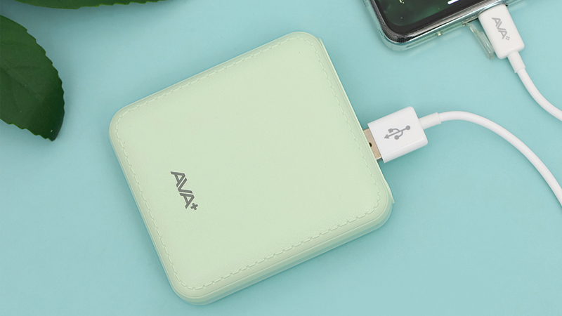 Pin sạc dự phòng AVA+ DS005-PP màu xanh dễ chịu