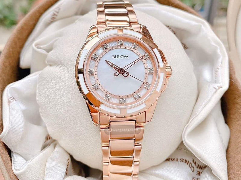 Đồng hồ BULOVA có giá tầm trung trên thị trường