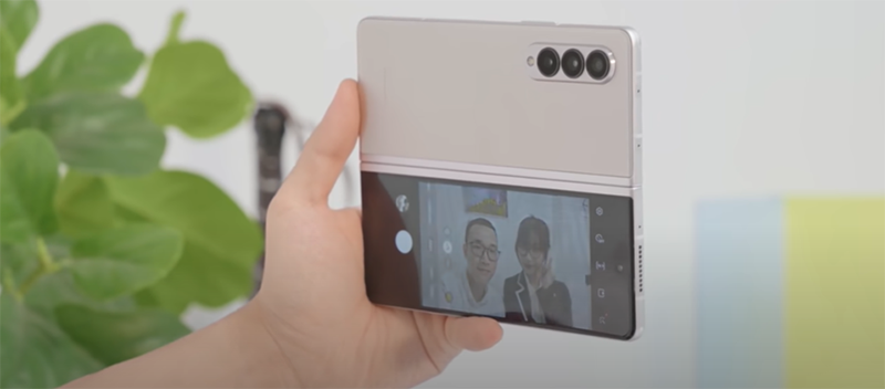 Selfie với m&agrave;n h&igrave;nh phụ